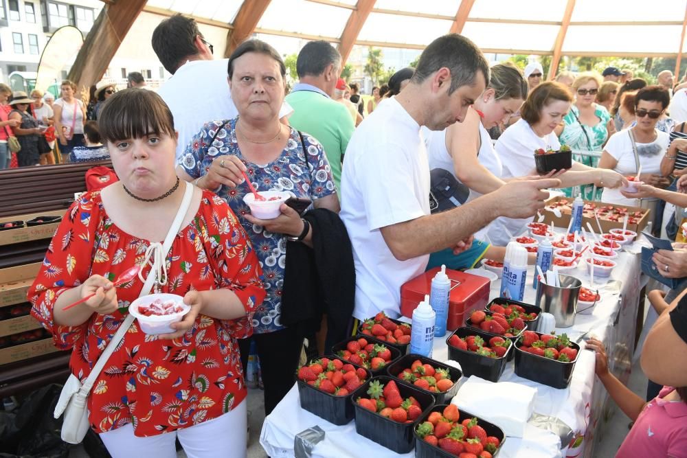 La asociación vecinal reparte más de 200 kilos de fruta en ecovasos. El barrio celebra su tradicional fiesta con música, talleres científicos, juegos y mucho baile.