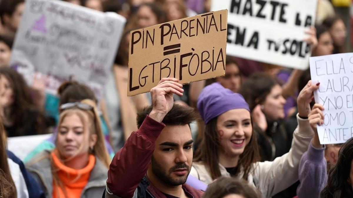 Pancarta contra el pin parental en una manifestación en Barcelona