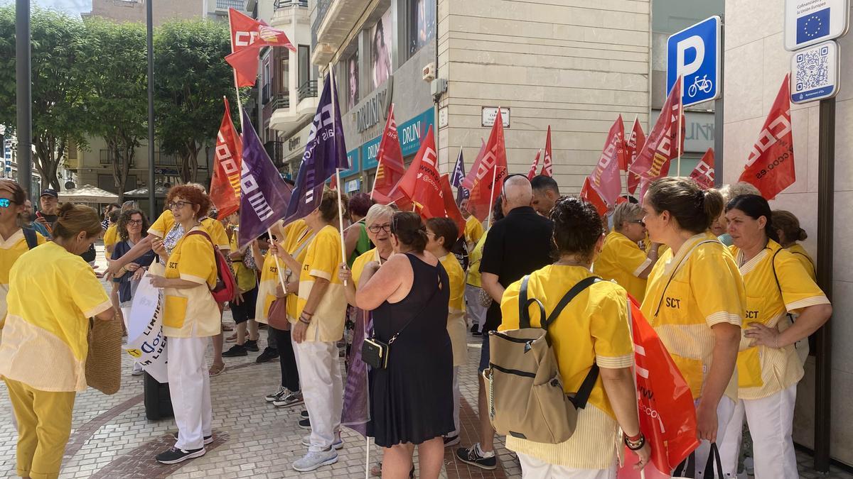 Trabajadoras de Limpiezas Córdoba, en la última protesta en Elche