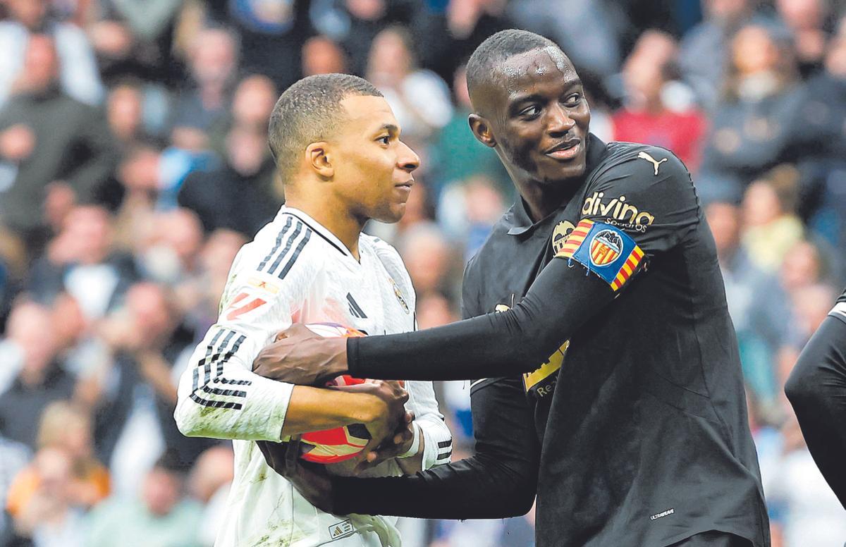 Diakhaby con Mbappé en el Real Madrid vs. Valencia C.F.