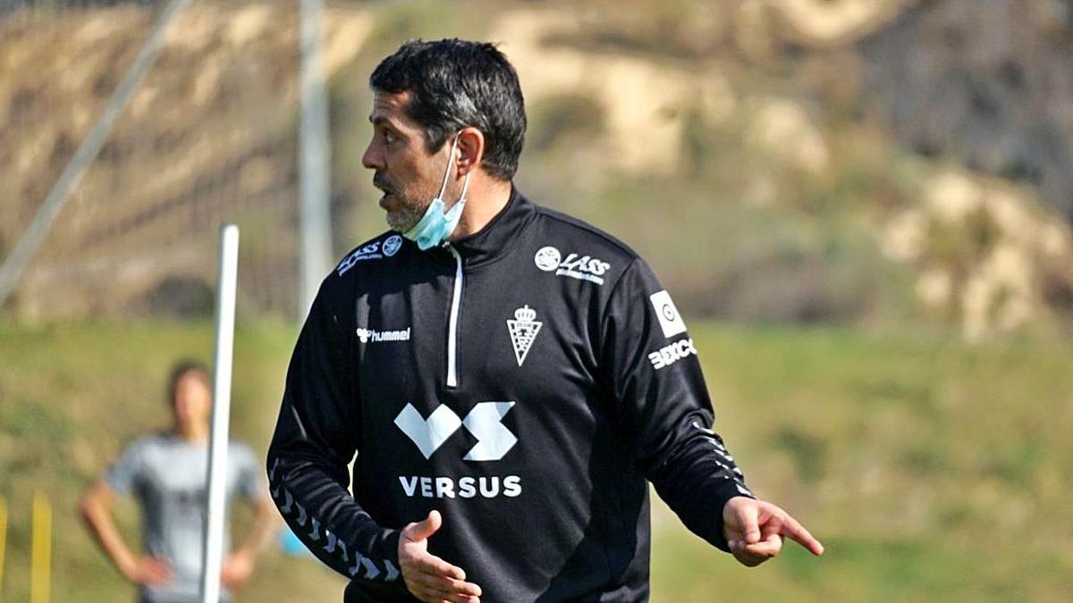 Loreto dirigiendo un entrenamiento con el Real Murcia esta semana.