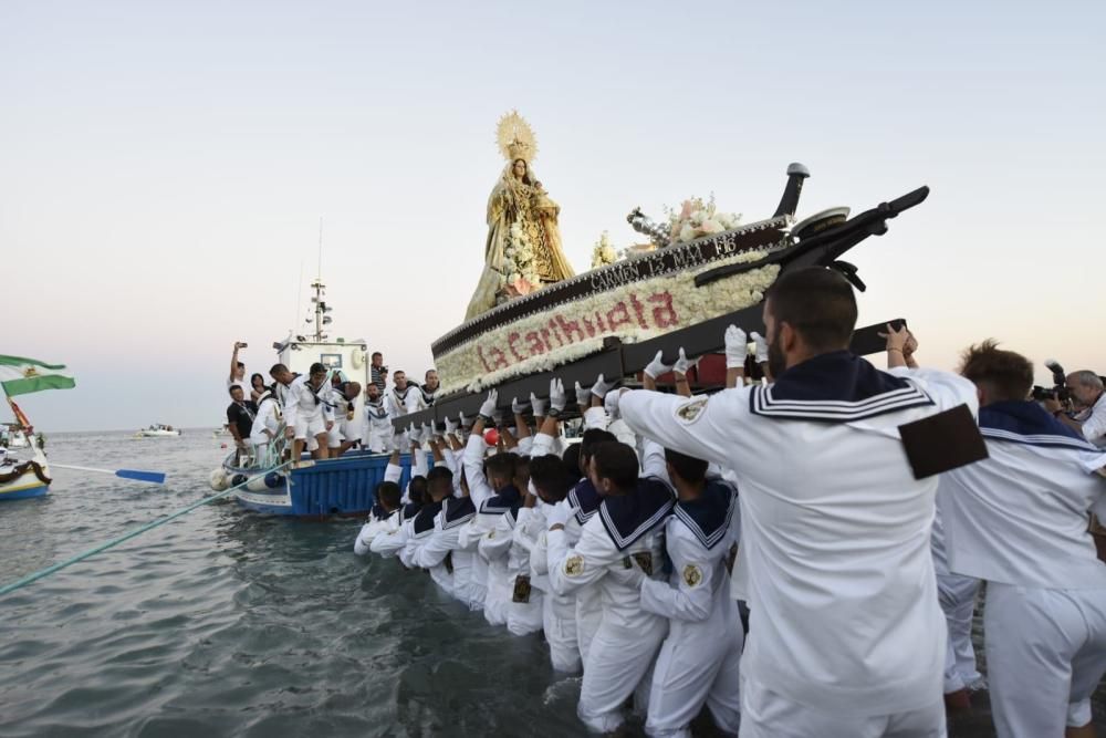 La Virgen del Carmen en Torremolinos, haciéndose a la mar.