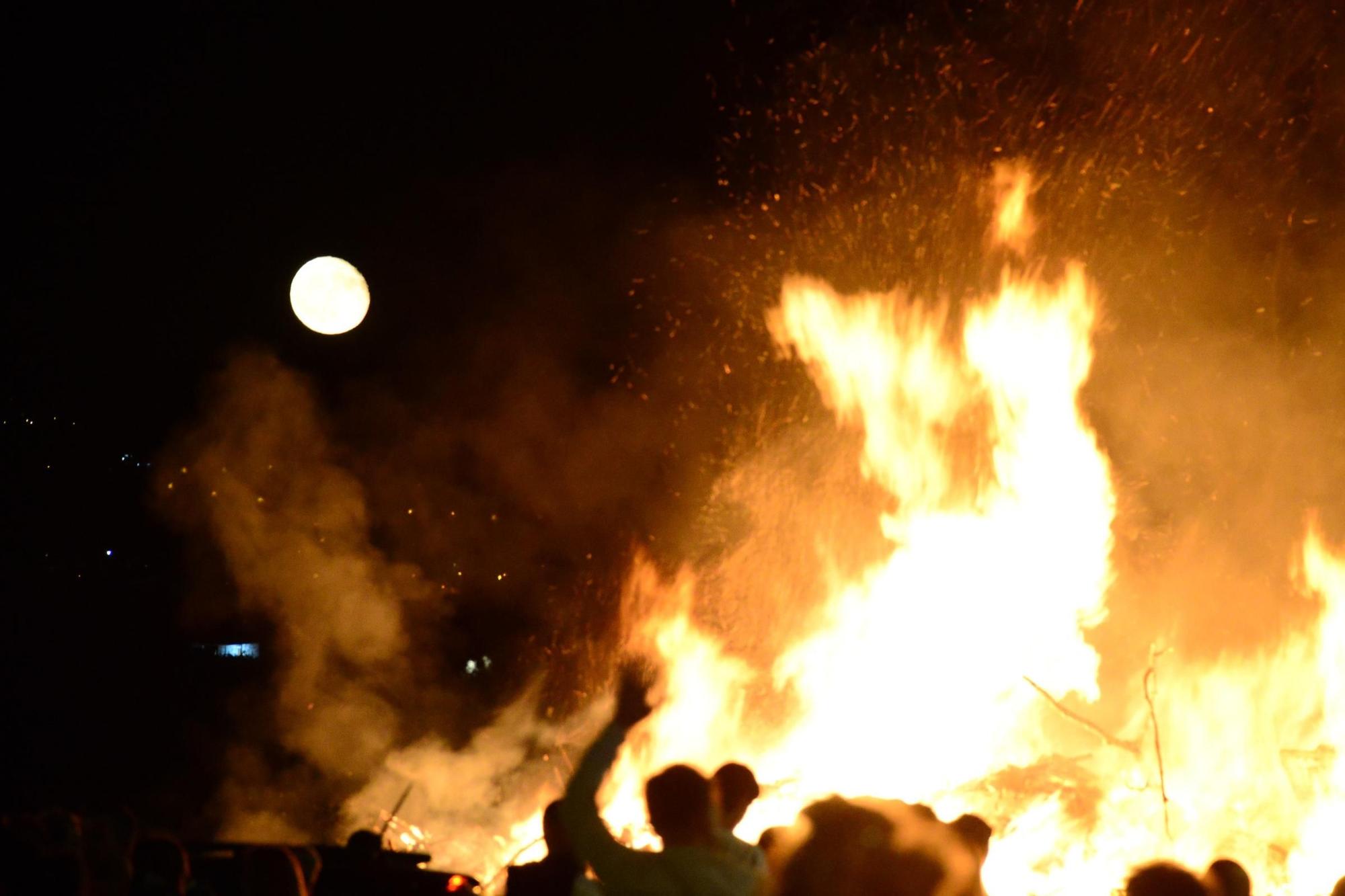 Meira celebra en la explanada de Samertolaméu una de las grandes hogueras de San Xoán en O Morrazo