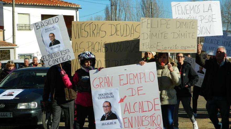 Manifestantes de Cubo del Vino muestran su apoyo al alcalde del PP, Basilio Leal.