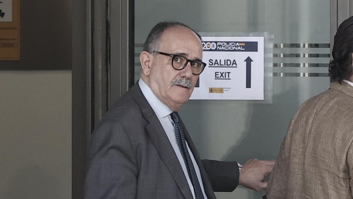 El primer abogado de Ábalos dice que nadie ha pagado su defensa, ni su cliente ni el PSOE