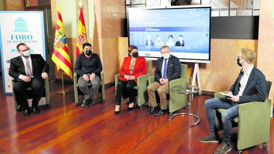 El periodista Jorge Heras moderó la mesa, formada por los alcaldes José Ignacio Andrés, Adrián Tello, Pilar Mustieles y Eduardo Arilla