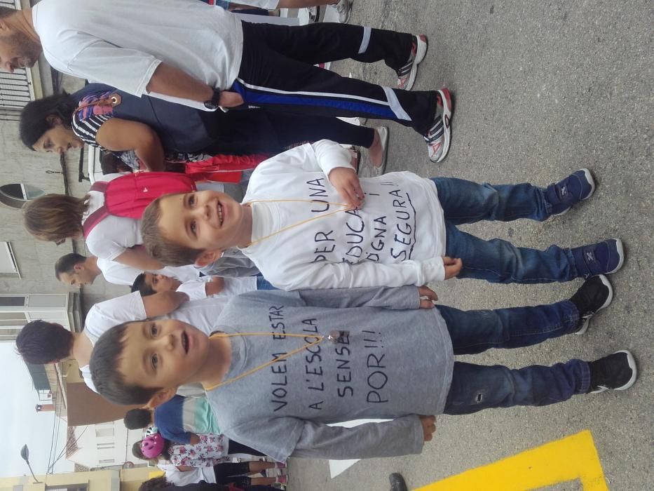 Protesta por el mal estado del colegio de la Font d'en Carròs