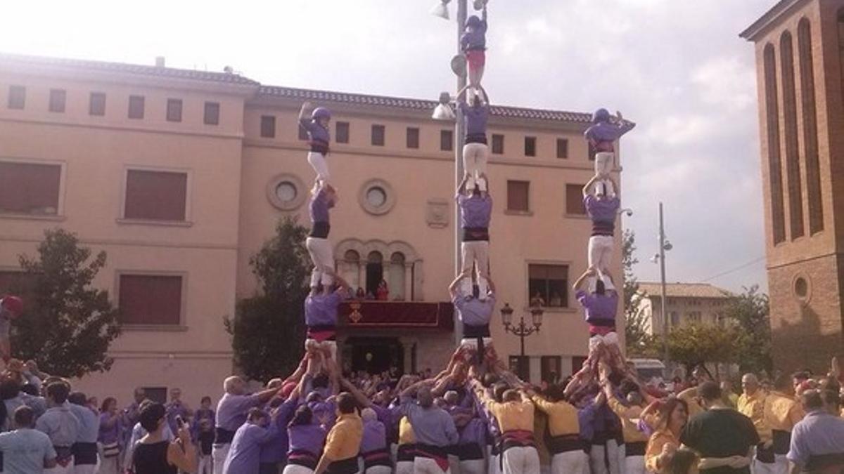 Imagen de los 'pilars' al final de la actuación de los Castellers de Cornellà.