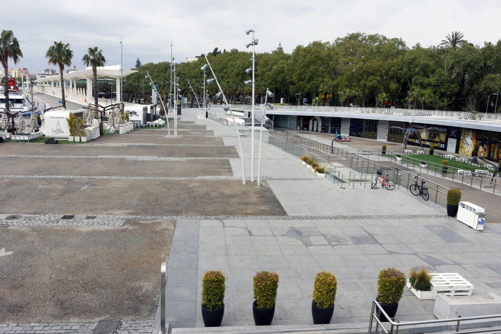 Con más de una semana de confinamiento cumplida, la ciudad de Málaga sigue dejando imágenes desoladoras en sus calles. Pocos transeúntes en puntos siempre tan bulliciosos como el Muelle Uno o apenas tráfico en el Paseo de los Curas, normalmente atestado de vehículos a cualquier hora del día.