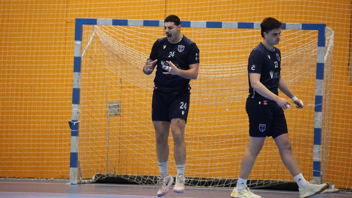 Malid, con el dorsal 24, se lamenta durante un partido del OAR.