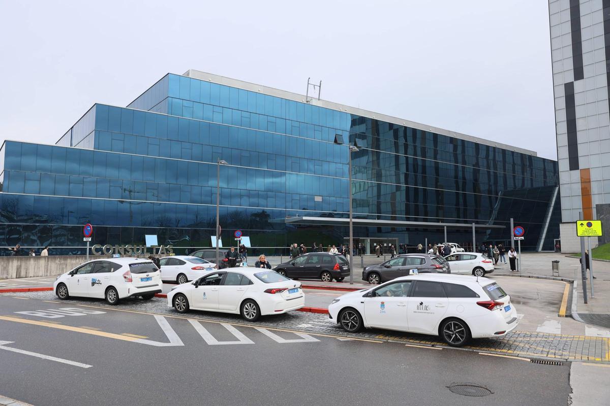 La zona de acceso a las consultas externas del HUCA, esta mañana.