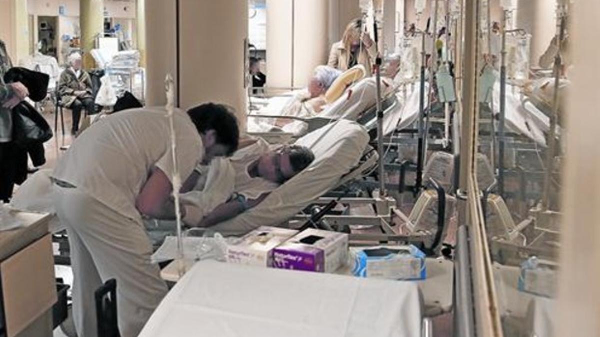 Sala de observación de urgencias del Hospital de Vall d'Hebron, ayer.