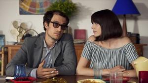 Louis Garrel y Stacy Martin en una escena de Mal Genio.