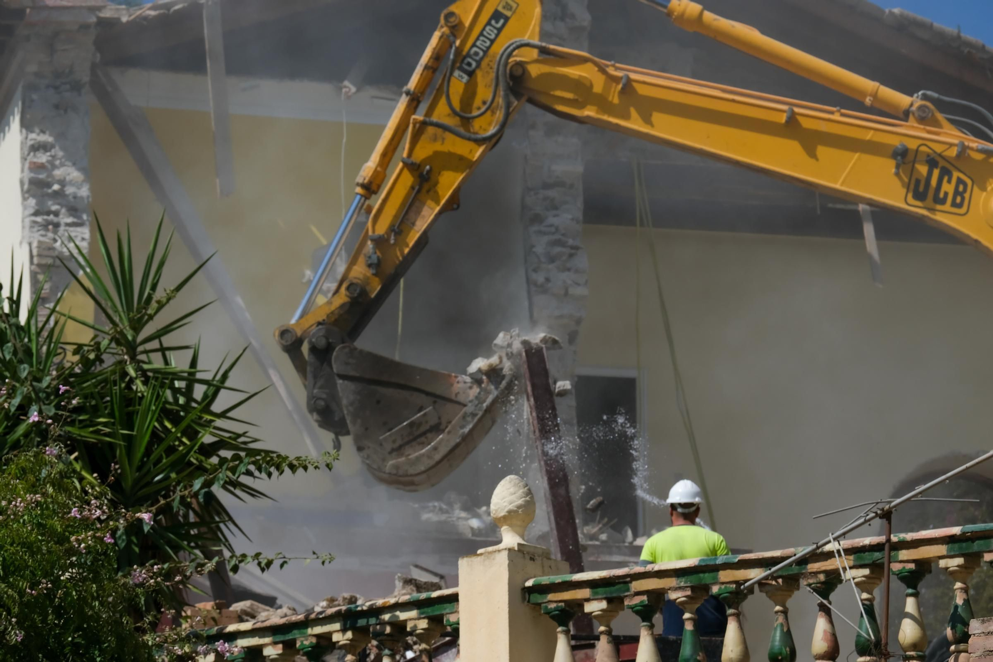 La demolición de Villa Atalaya, en imágenes