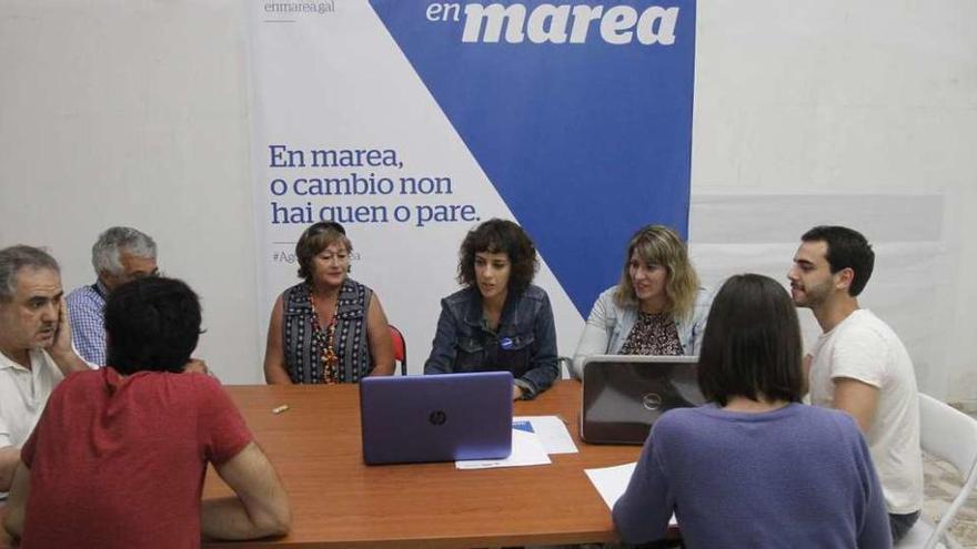Alexandra Fernández (centro) junto a la secretaria de Podemos en Galicia, Carmen Santos (izq.). // M.C.