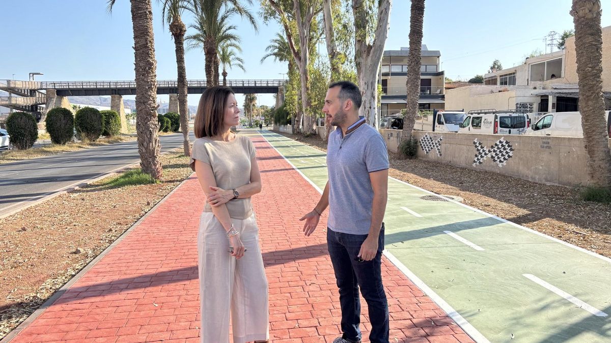 La alcaldesa de Águilas, Mari Carmen Moreno, y el edil de Movilidad, José Manuel Gálvez, visitan el nuevo carril bici.