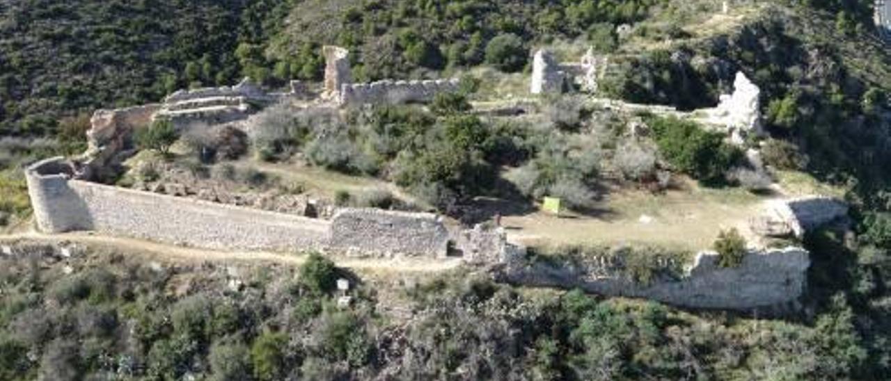 El conjunto está compuesto por el castillo, la alcazaba o fortaleza y la villa, en la falda. A la derecha, arco de medio punto.