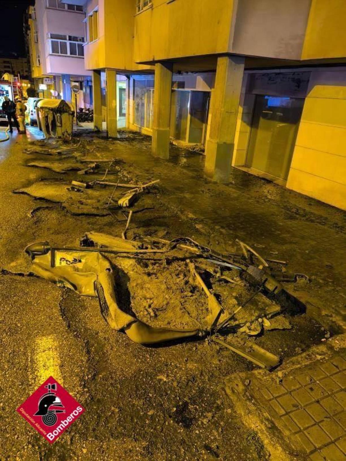 Las llamas han calcinado varios contenedores