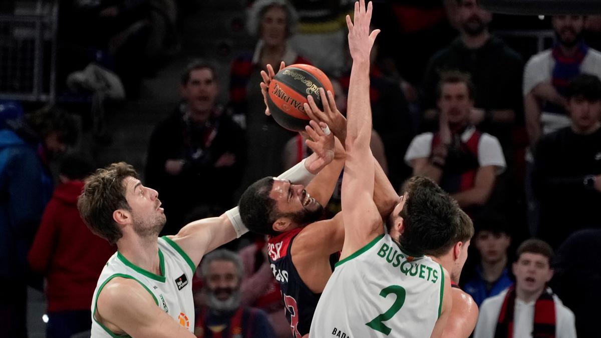 Baskonia - Joventut. Tomic y Busquets frenan a Thompson.