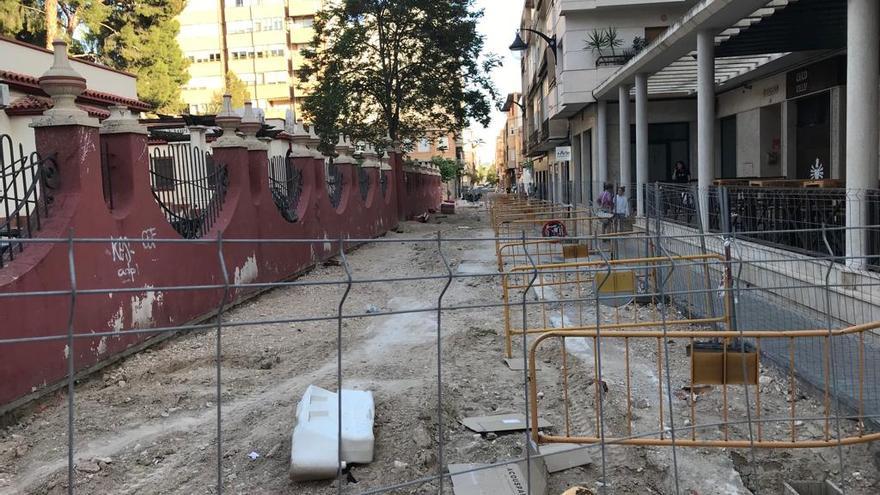 Aspecto que presenta la céntrica calle Ramón Gorgé tras abandonar los trabajadores la obra.