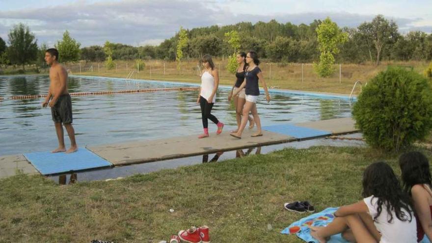 Bañistas en la piscina fluvial de Vega de Tera en el verano de 2011.