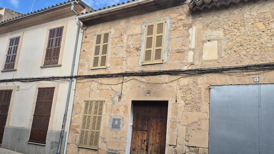 Consternación en Vilafranca por la muerte de Francisca en el incendio de su  vivienda: "Se movía con un andador, la casa ha quedado llena de humo y no ha podido salir"