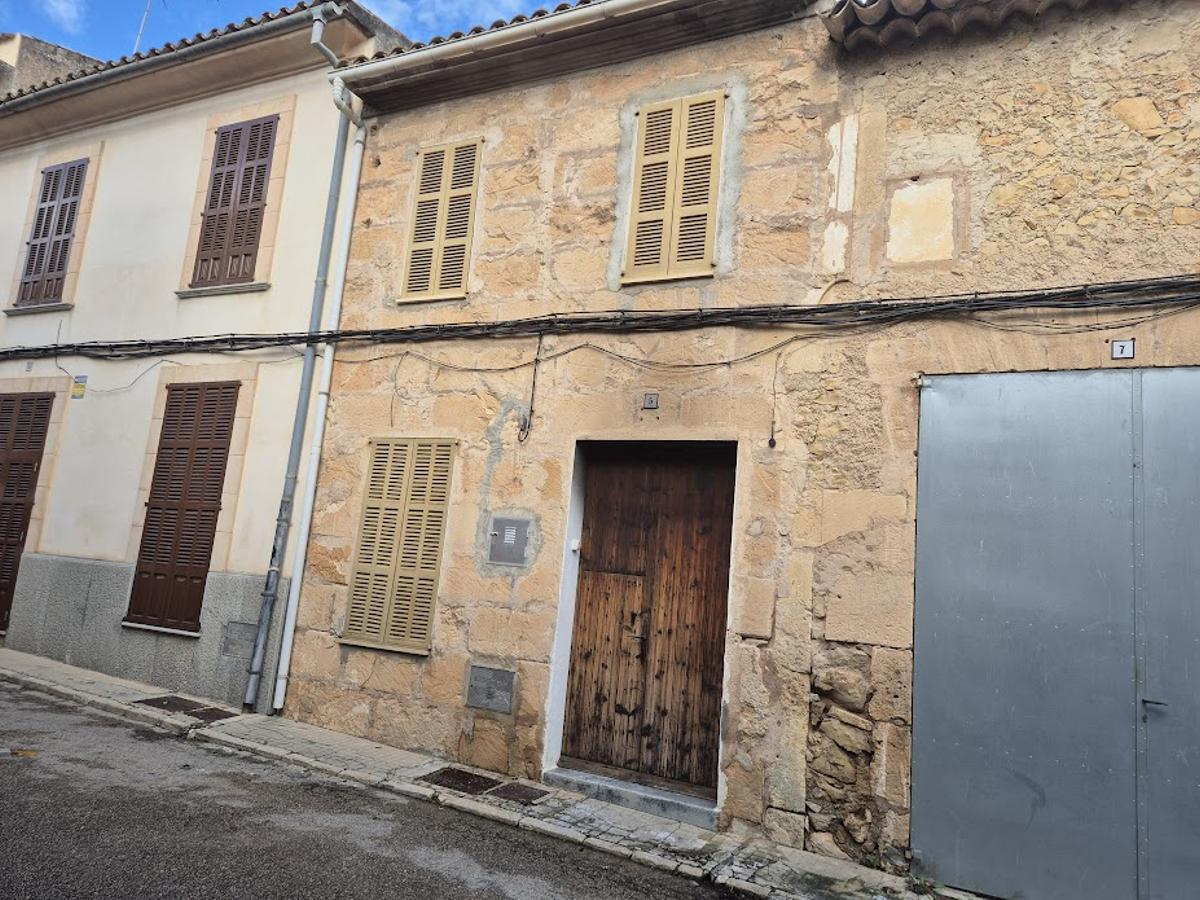 Puerta ennegrecida de la vivienda de Vilafranca donde ha ocurrido el incendio en el que ha fallecido una mujer.