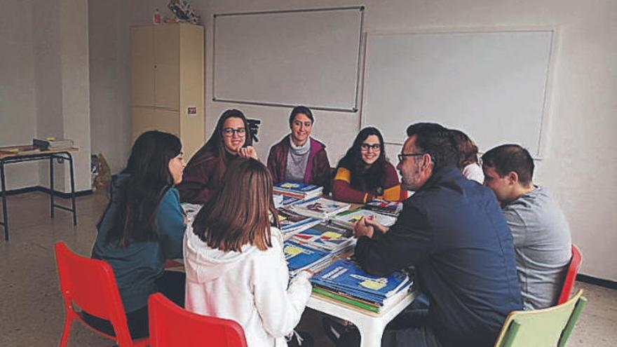 Albano de Alonso junto al grupo de chicos que desarrollan el proyecto.