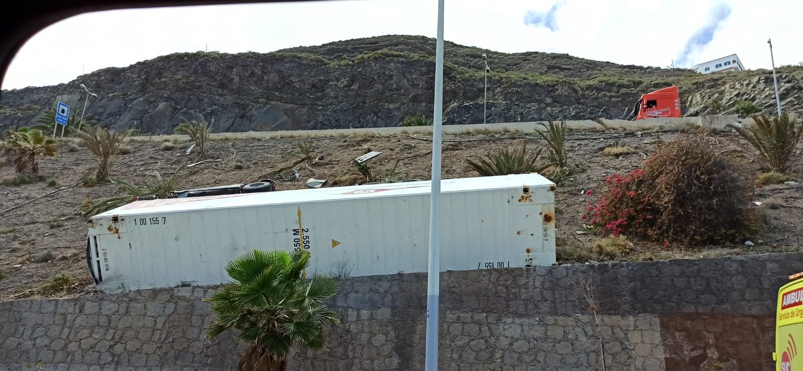 Un camión se salta la mediana acaba en una ladera cerca de La Laja