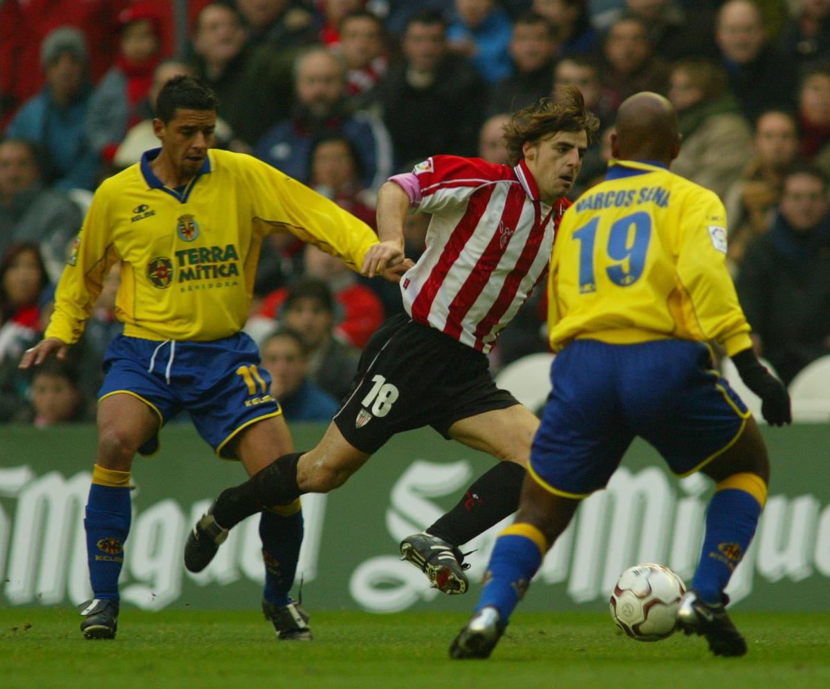 Marcos Senna (d), leyenda del Villarreal, fue uno de los héroes de la primera victoria del Submarino en Primera División en La Catedral ante el Athletic de Bilbao.