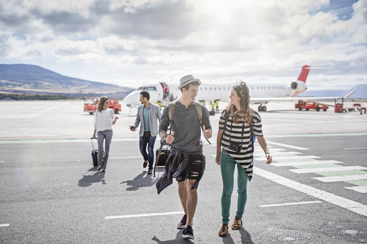 Personas bajando de un vuelo.