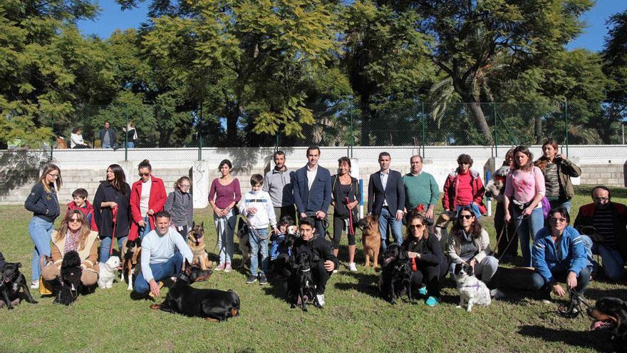 El alcalde, en el centro, inauguró el parque canino de Las Chapas.