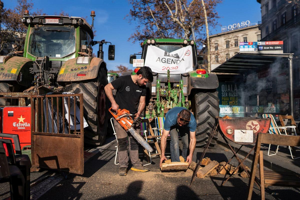 Tractores circulando por la Gran Via de Barcelona