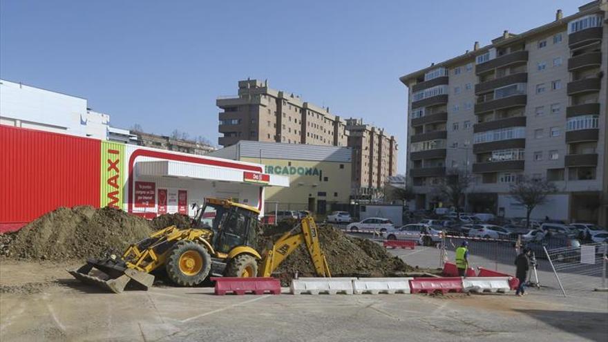 Sorpresa y críticas vecinales ante la obra de una gasolinera en El Vivero