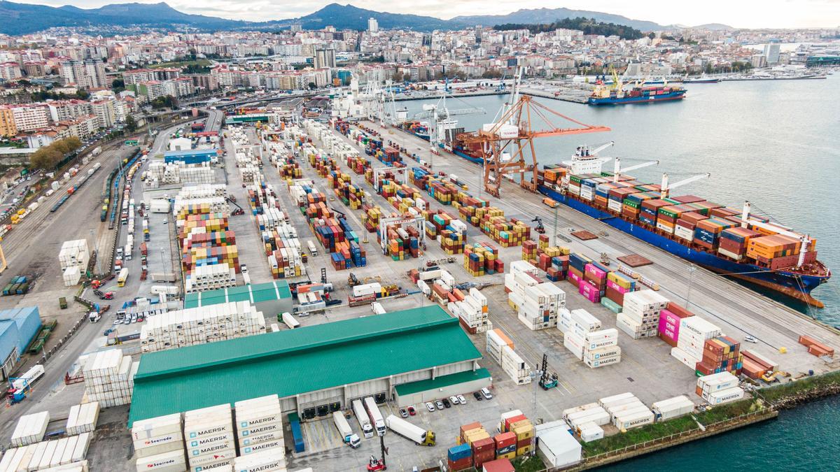 VISTA AEREA DEL PUERTO DE VIGO CON LA TERMINAL DE CONTENEDORES DE GUIXAR EN PRIMER PLANO. // FdV