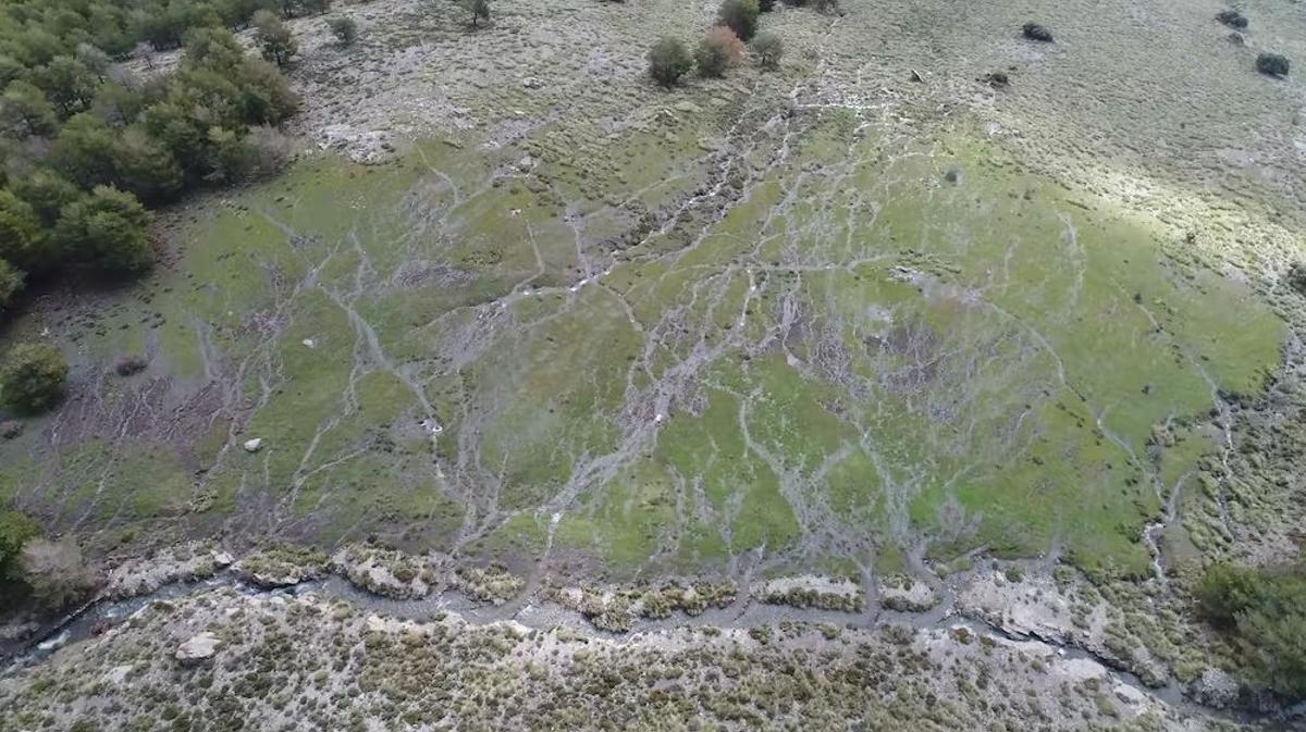 Mecina Bombarón (Granada) donde se han medido caudales de infiltración de 600 litros por segundo, aportados por la acequia de careo de Bérchules