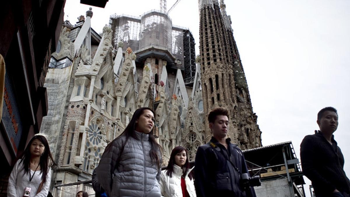 Turistas japoneses ante la Sagrada Família, este viernes.