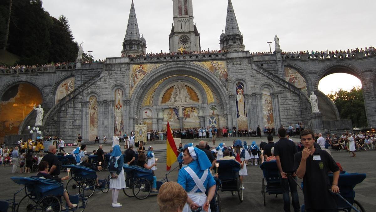 Enfermos y asistentes en una imagen de una peregrinación anterior a Lourdes