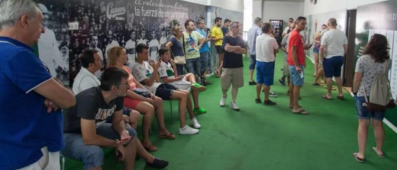 Aficionados, ayer, esperando para comprar su abono.