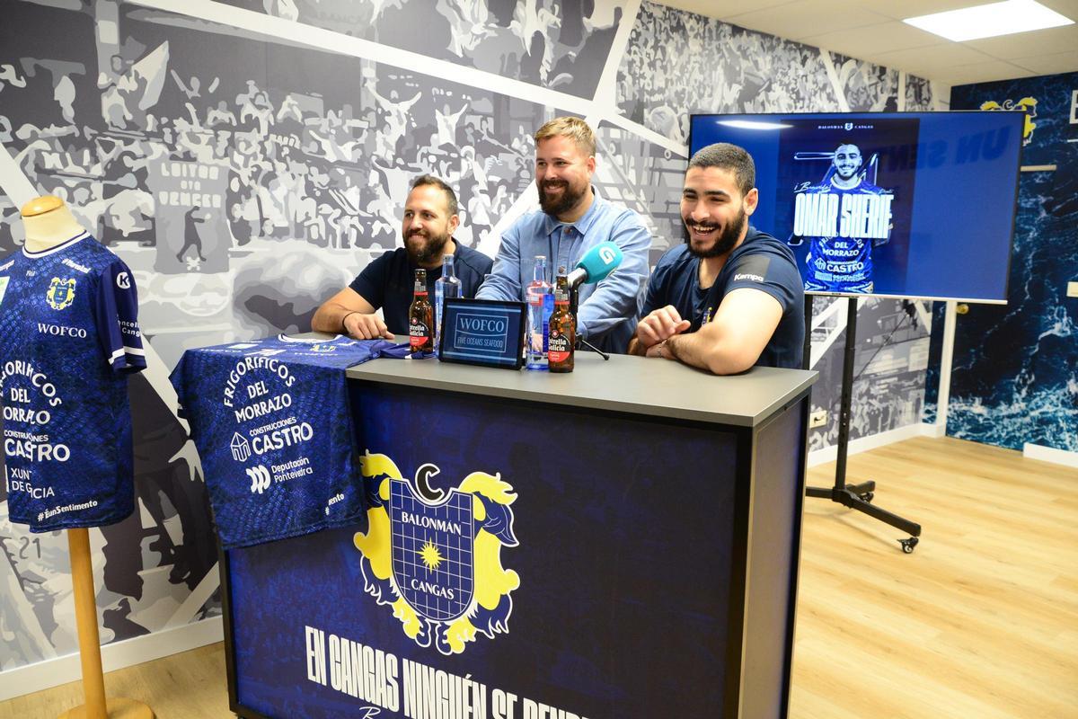 Moyano, Pepe Camiña y el jugador, ayer en las oficinas del club en el centro de Cangas.