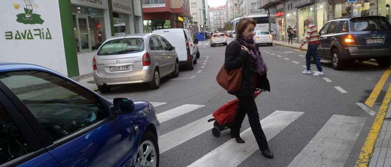 Los agentes cogieron in fraganti al ladrón intentando robar la máquina tragaperras del Bavaria. // N. Parga