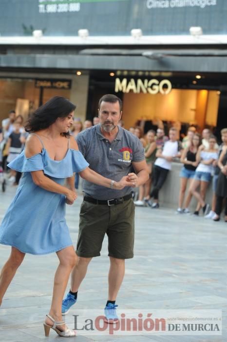 Los bailes latinos salen a la calle en Murcia