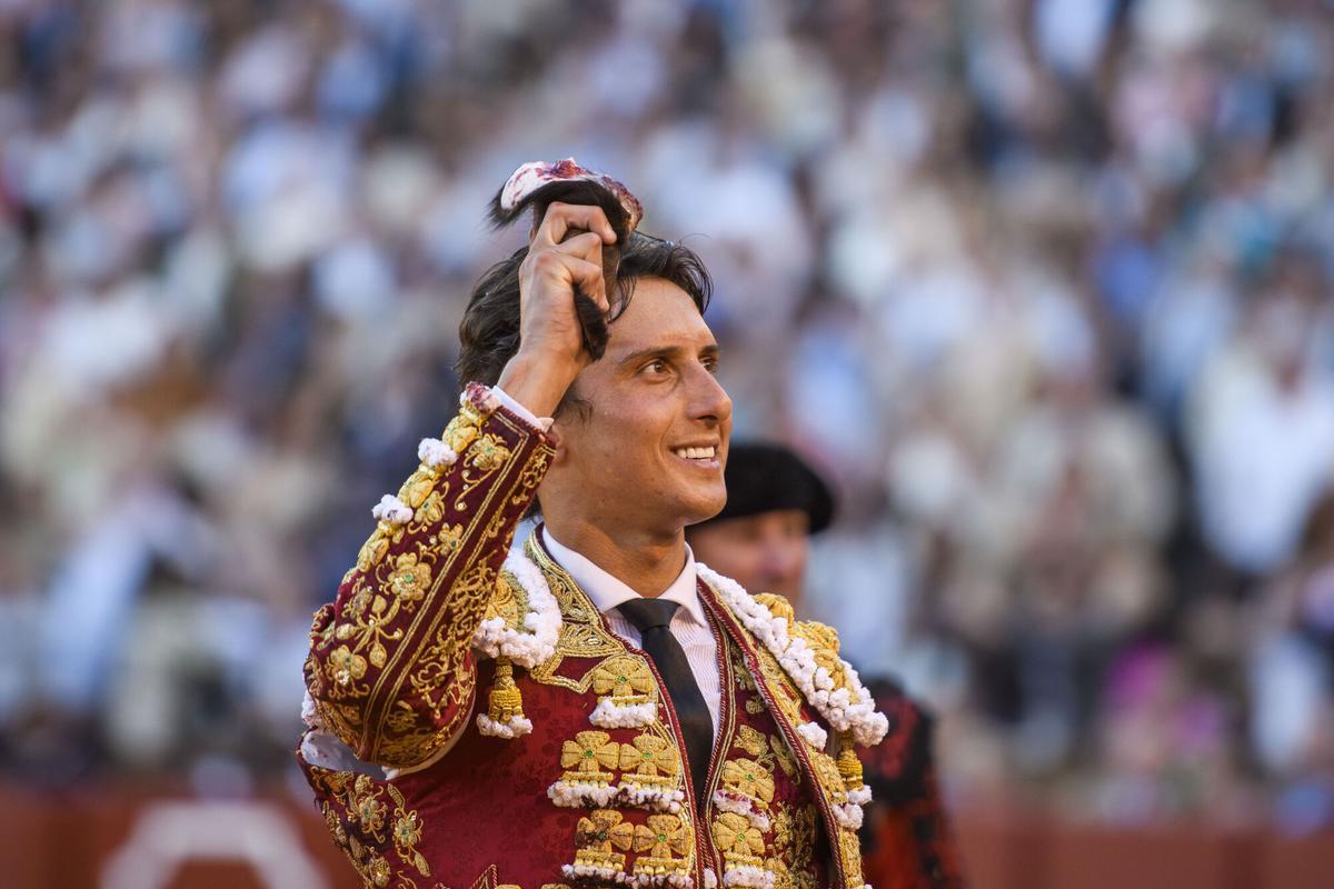 El diestro Roca Rey con el trofeo conseguido ante el segundo de su lote durante la corrida de séptima de abono.