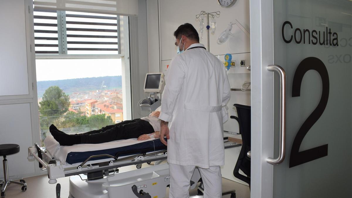 Un metge atenent un pacient al servei d'urgències de l'Hospital de Berga