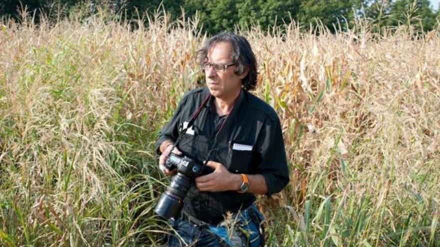 Imagen del fotoperiodista Delmi Álvarez, trabajando.