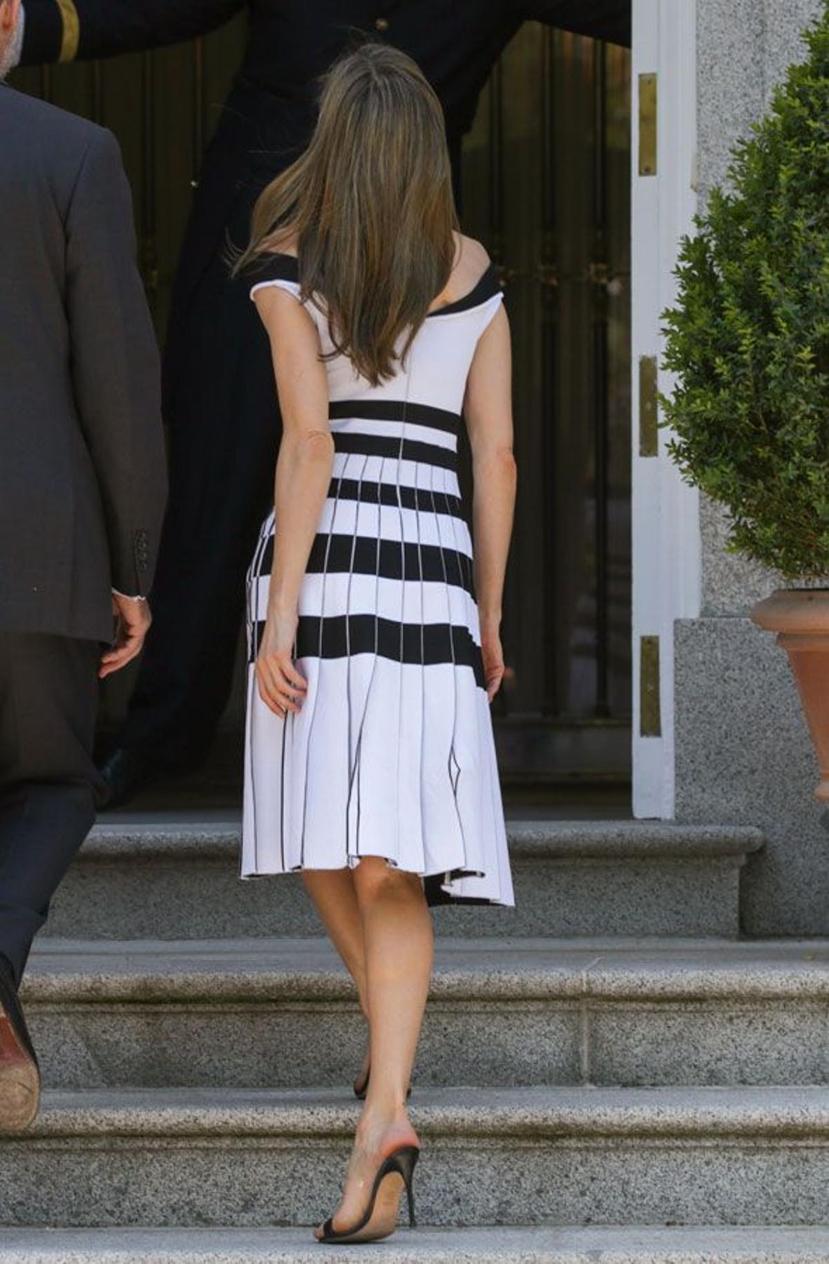 Letizia Ortiz con vestido blanco y negro de Carolina Herrera