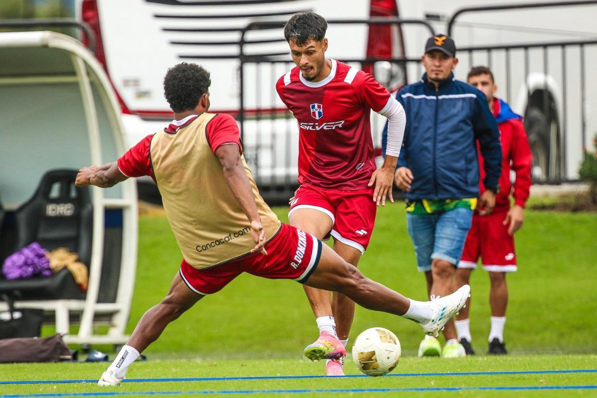 Rafa Núñez da un pase durante un entrenamiento preparatorio para la Copa Oro 2025.