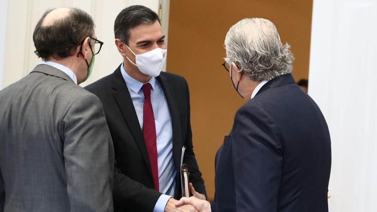 El presidente del Gobierno, Pedro Sánchez, junto al presidente de Iberdrola, Ignacio Sánchez Galán, y el consejero delegado de Endesa, José Bogas.