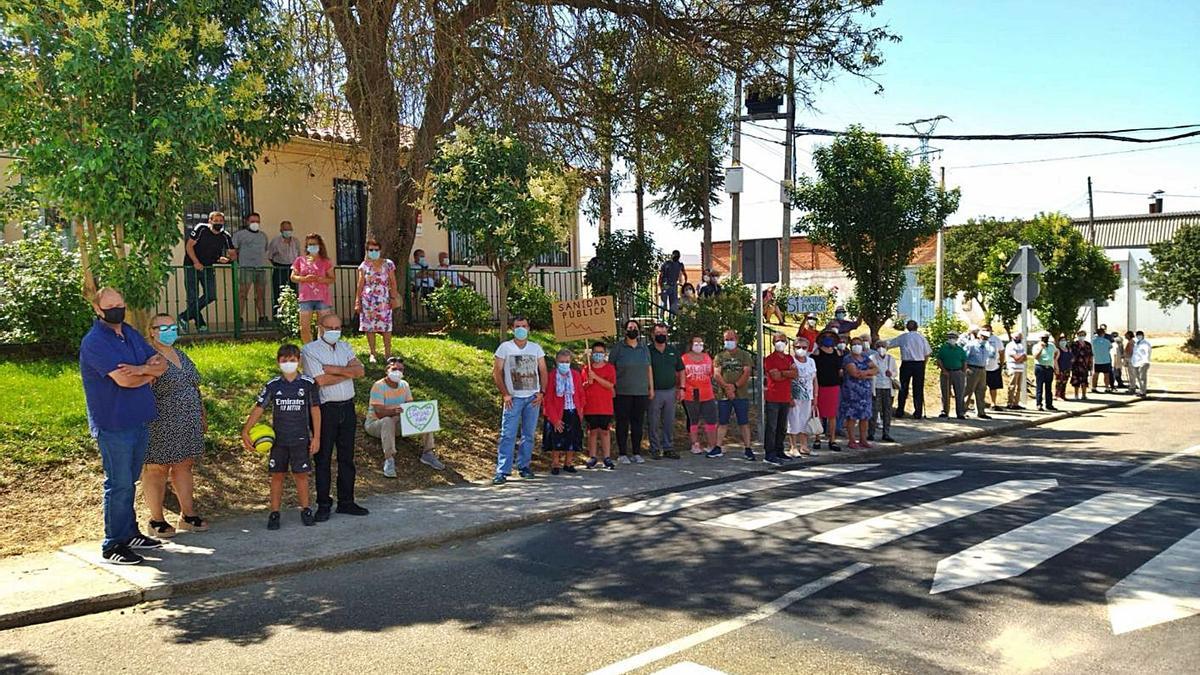 Más de medio centenar de vecinos de Pozoantiguo se manifiestan frente al consultorio médico local.