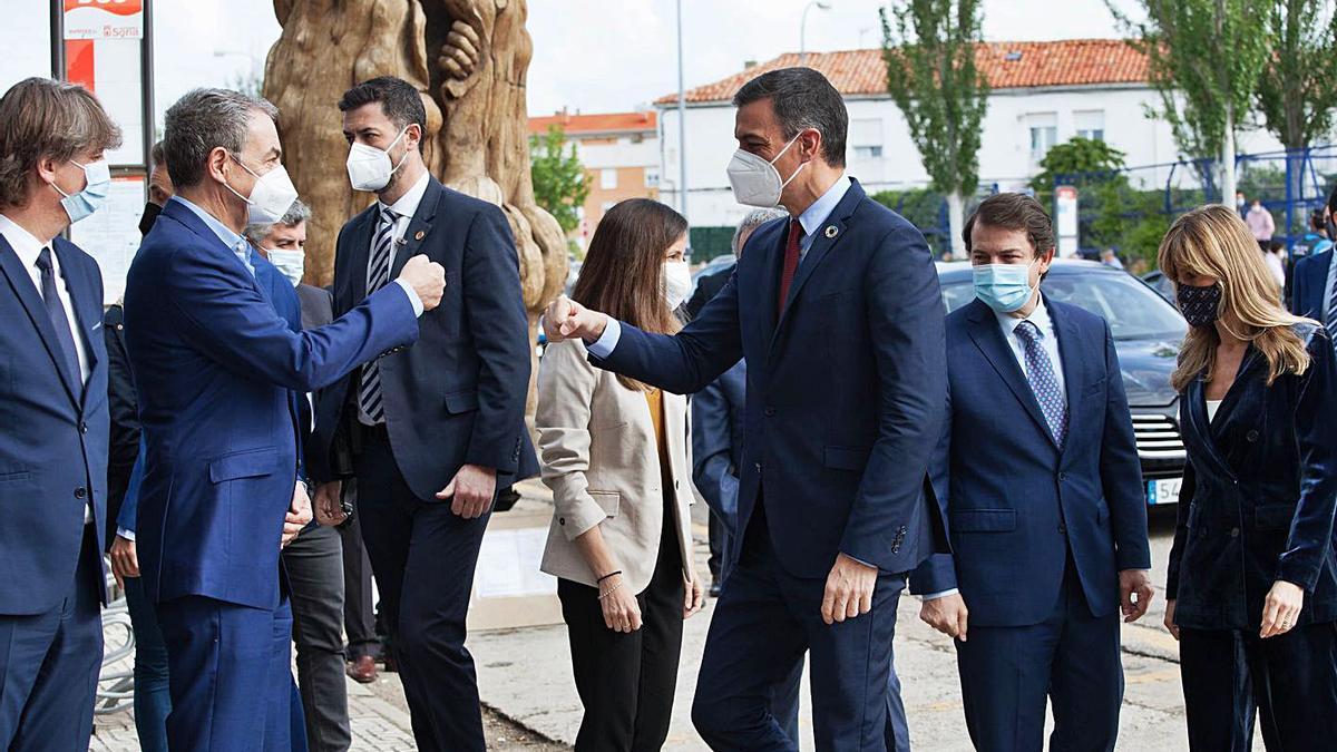 Pedro Sánchez, saluda a su llegada a Soria al expresidente Zapatero ante la mirada de su mujer Begoña Gómez y el presidente de Castilla y León, Fernández Mañueco. | Concha Ortega - Ical
